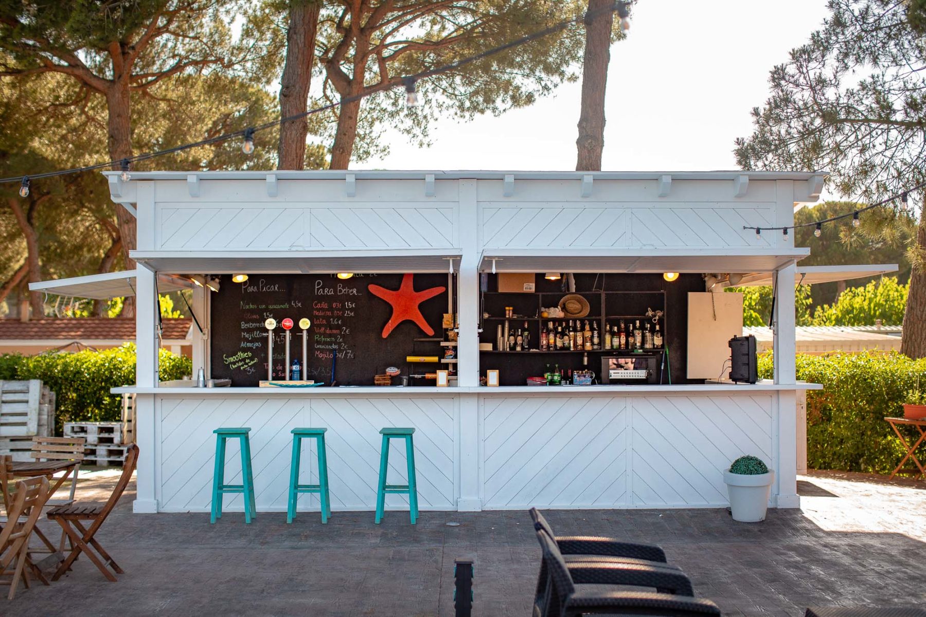 Estrella de mar chiringuito-bar-piscina-verano-servicios-instalaciones-camping-estrella-de-mar-1800×1200